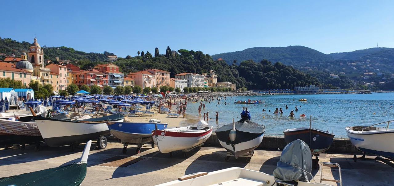 Comodo Al Mare Леричи Екстериор снимка